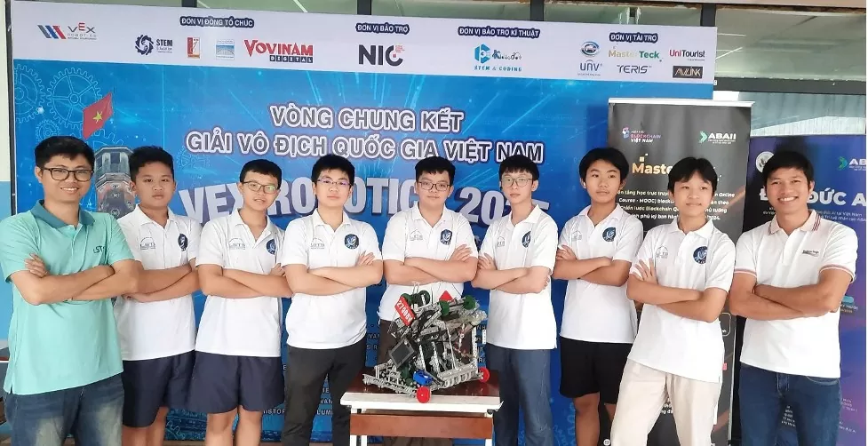 Một trường có 2 đội thi giành quyền tham dự giải Vô địch Thế giới về Robot