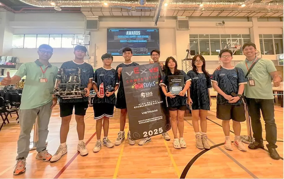 Một trường có 2 đội thi giành quyền tham dự giải Vô địch Thế giới về Robot