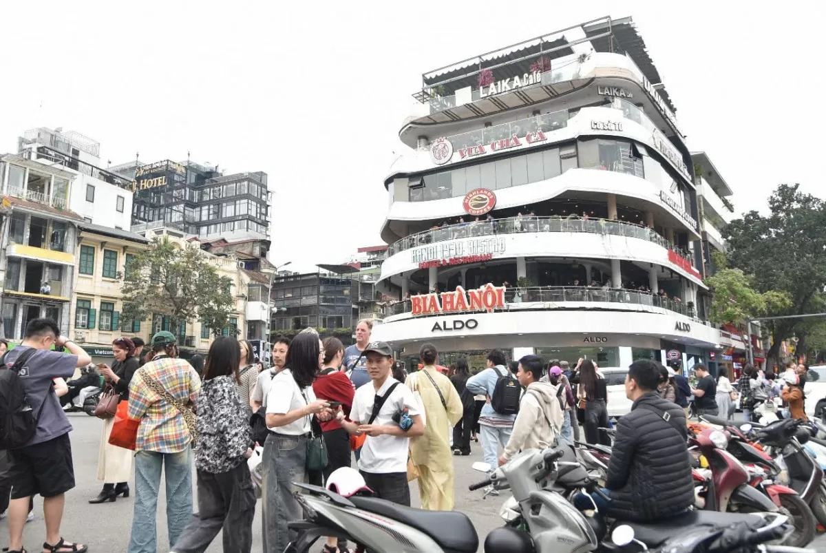 Đổ xô check-in nhà Hàm cá mập trước khi bị hạ giải