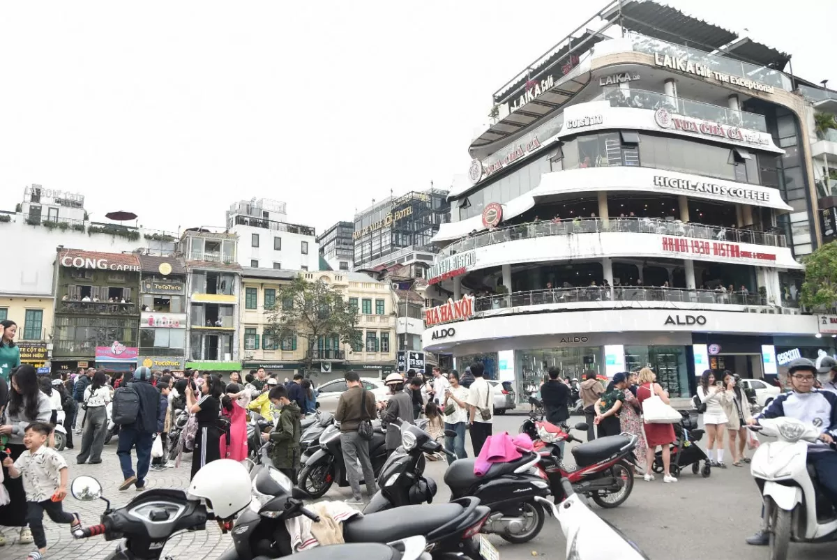 Đổ xô check-in nhà Hàm cá mập trước khi bị hạ giải