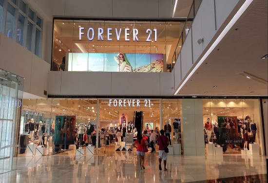de che forever 21 sup do va cau chuyen bay tren doi canh thuong mai dien tu