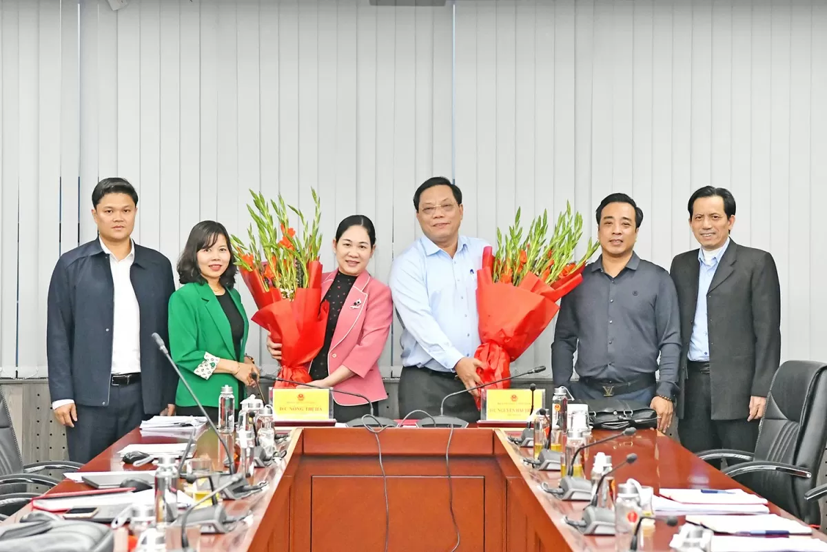 Ban lãnh đạo Trung tâm CĐS tặng hoa Thứ trưởng Nông Thị Hà và Thứ trưởng Nguyễn Hải Trung hoàn thành bàn giao nhiệm vụ phụ trách lĩnh vực CĐS của Bộ DT&TG