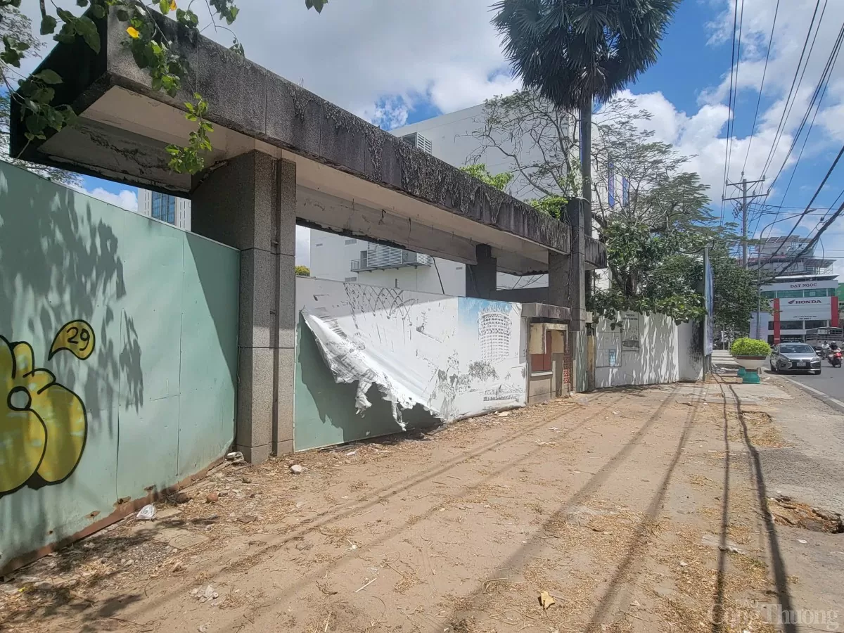 Cận cảnh dự án khách sạn 5 sao bị bỏ hoang trên