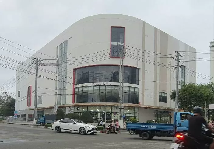 Cận cảnh dự án khách sạn 5 sao bị bỏ hoang trên