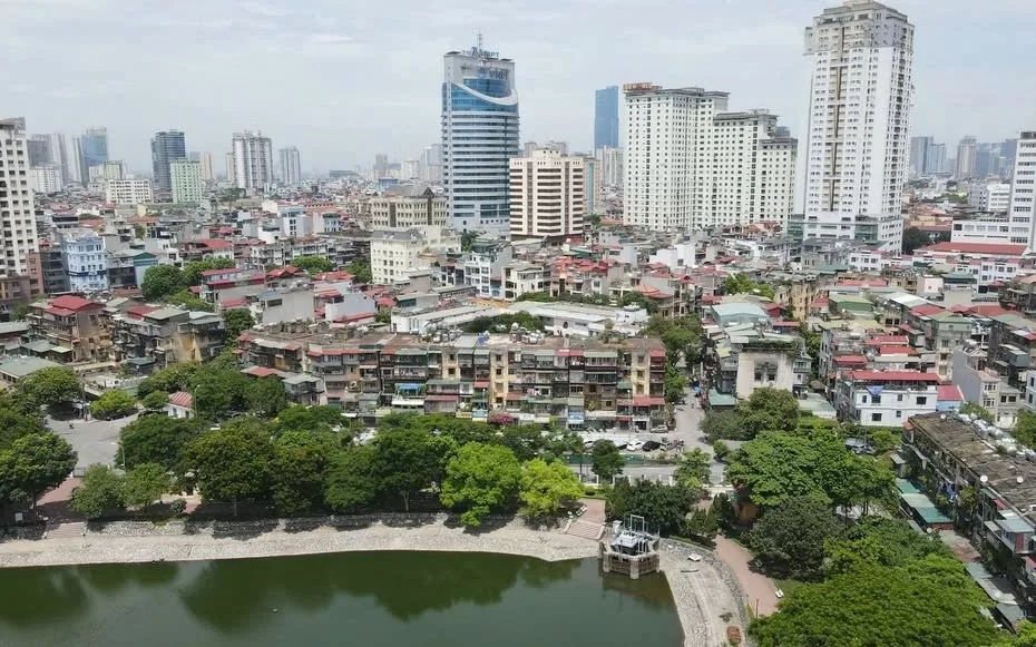 Người lao động với mức lương trung bình 8 triệu đồng/tháng khó mua được nhà ở Hà Nội. Ảnh: Minh Hạnh