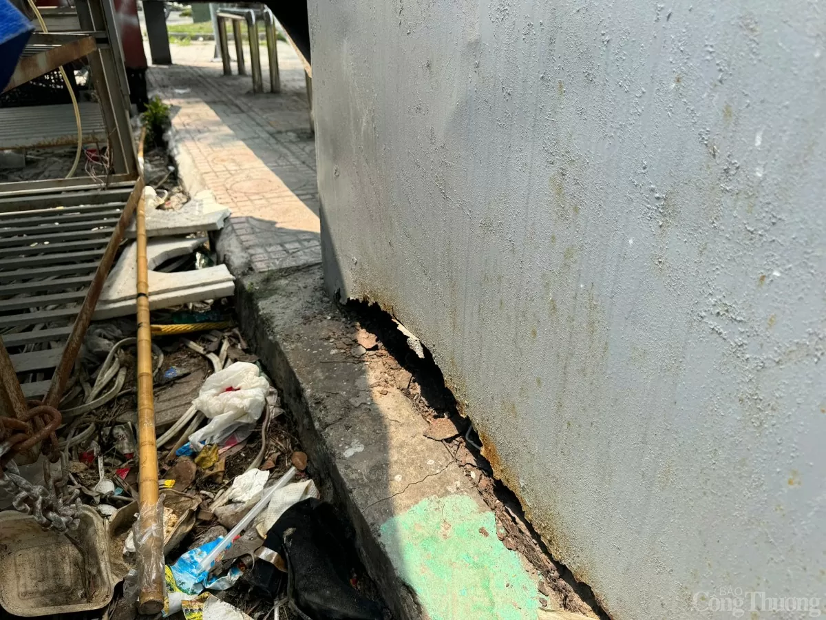 Cận cảnh nhà chờ xe buýt xuống cấp, trách nhiệm thuộc về ai?