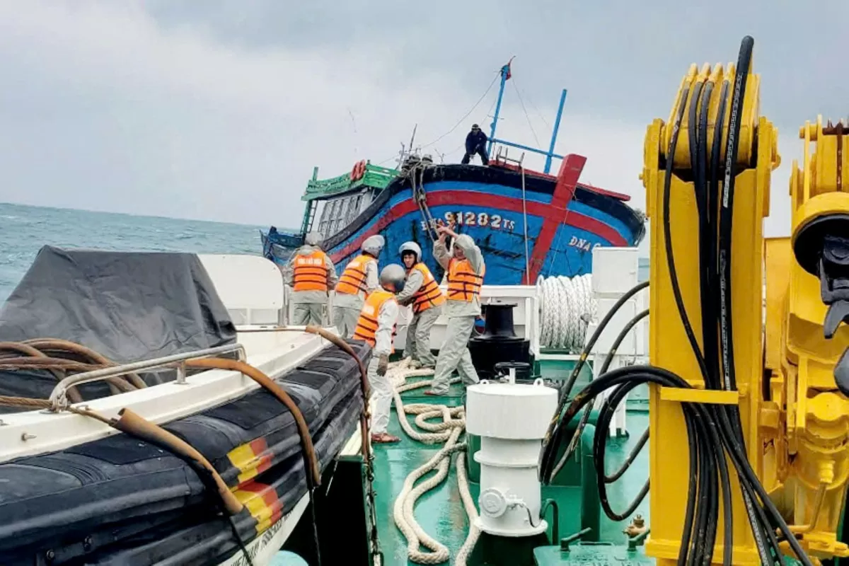 Vùng 3 Hải quân cứu 2 tàu cá gặp nạn trên biển