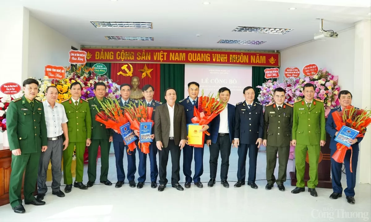 Ông Phạm Văn Hoá – Giám đốc Sở Công Thương tỉnh Nghệ An trao Quyết định thành lập Chi cục Quản lý thị trường và Quyết định bổ nhiệm Chi cục trưởng, các Phó Chi cục trưởng