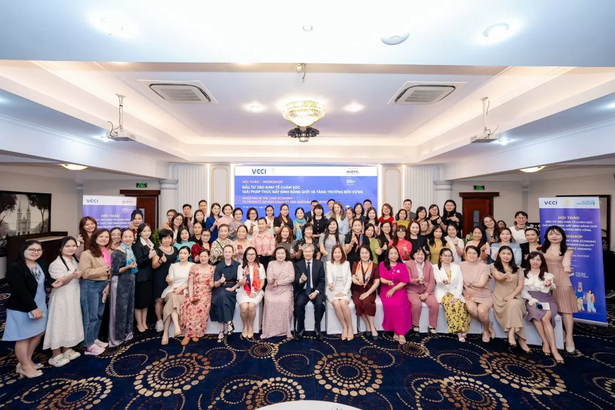 Phụ nữ đang phải làm việc nhà gấp đôi nam giới