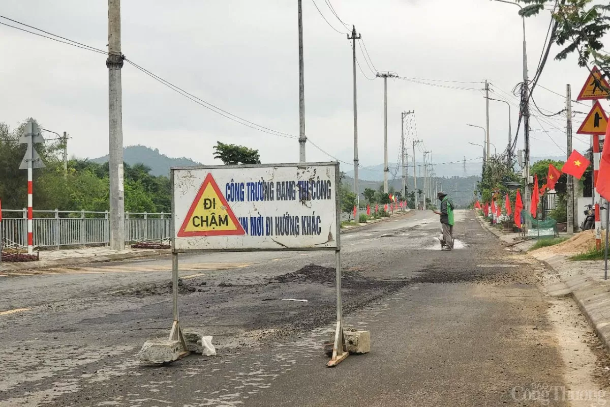 Công nhân kiểm tra tình trạng mặt đường để chuẩn bị sửa chữa (Ảnh chụp ngày 21/3)