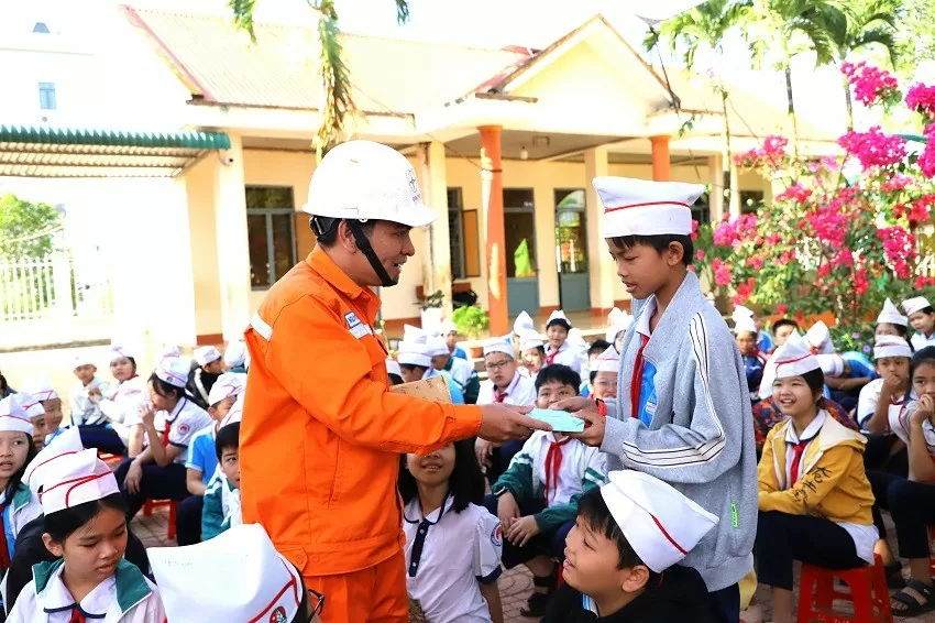 Điện lực Gia nghĩa phát tờ rơi tuyên truyền tiết kiệm điện, an toàn điện cho các em học sinh (Ảnh: PC Đắk Nông)