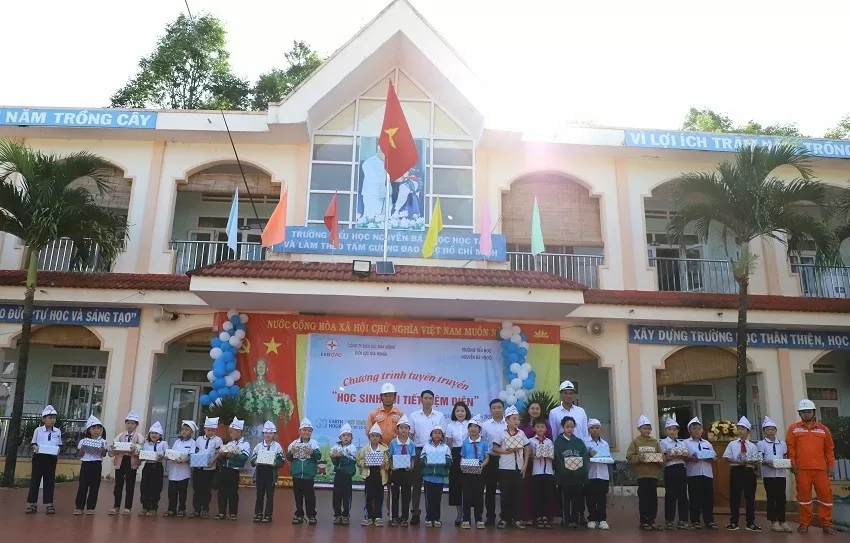 Điện lực Gia Nghĩa tặng quà cho các em học sinh có hoàn cảnh khó khăn (Ảnh: PC Đắk Nông)