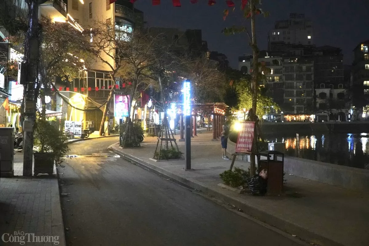 'Ngược đời' phố đi bộ ở Hà Nội vắng như chùa Bà Đanh