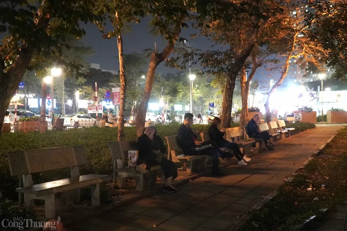 'Ngược đời' phố đi bộ ở Hà Nội vắng như chùa Bà Đanh