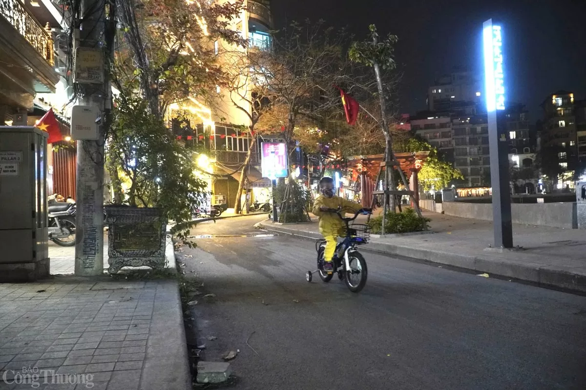 'Ngược đời' phố đi bộ ở Hà Nội vắng như chùa Bà Đanh