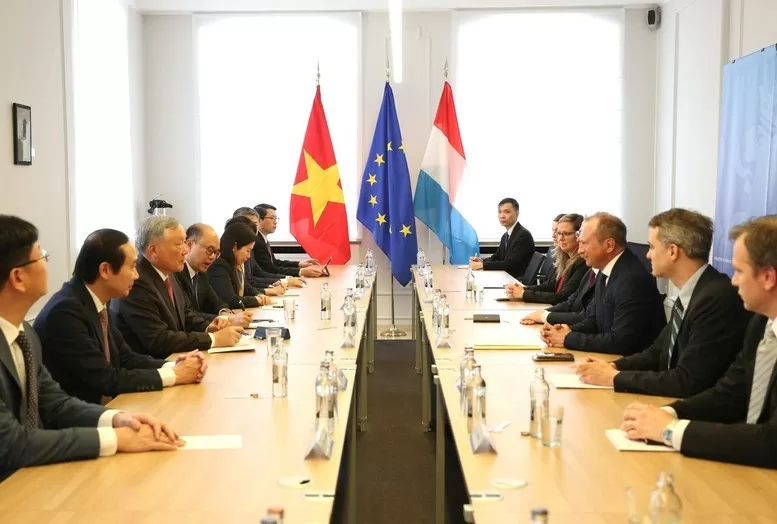 Phó Thủ tướng Thường trực Chính phủ Nguyễn Hòa Bình và Bộ trưởng Tài chính Luxembourg Gilles Roth thống nhất sẽ sớm ký kết một Bản ghi nhớ về hợp tác trong xây dựng trung tâm tài chính quốc tế tại Việt Nam - Ảnh: VGP/Nguyễn Hoàng