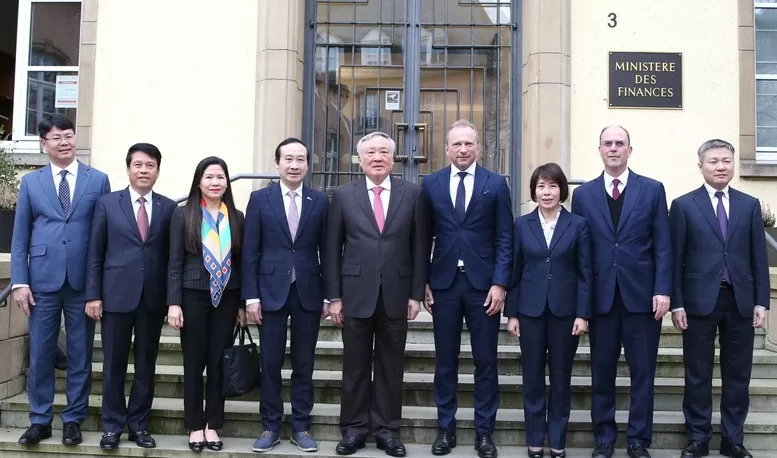 Phó Thủ tướng Thường trực Chính phủ Nguyễn Hòa Bình và Bộ trưởng Tài chính Luxembourg Gilles Roth cùng đoàn đại biểu hai nước - Ảnh: VGP/Nguyễn Hoàng