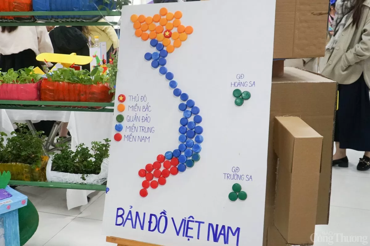 Bản đồ Việt Nam được tạo lên từ các nắp chai nước đã qua sử dụng