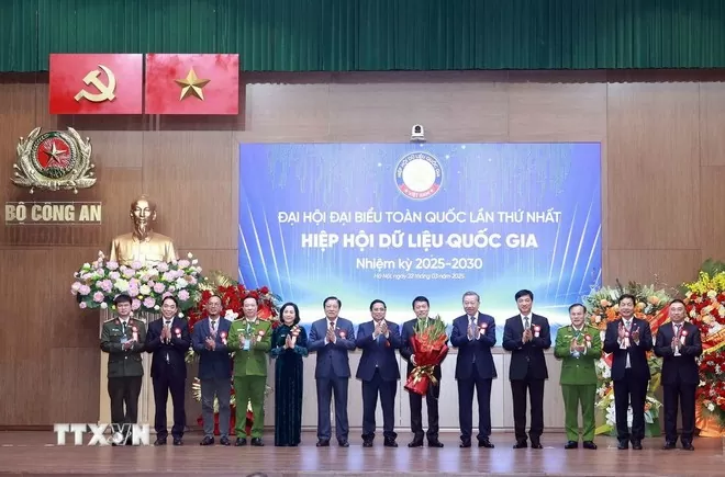 Tổng Bí thư Tô Lâm và Thủ tướng Phạm Minh Chính chúc mừng Ban Thường vụ Hiệp hội Dữ liệu Quốc gia nhiệm kỳ 2025-2030. Ảnh: TTXVN
