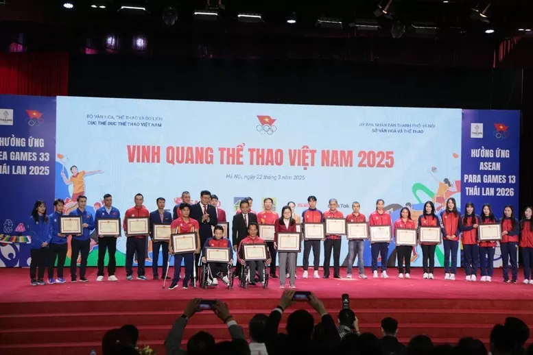 Thứ trưởng Bộ Văn hóa Thể thao và Du lịch Hoàng Đạo Cương và Cục trưởng Cục thể dục thể thao Việt Nam Đặng Hà Việt trao tặng bằng khen cho các cá nhân tập thể đạt danh hiệu. Ảnh: Chinhphu.vn