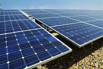 Chi phí của các tấm pin mặt trời quang điện (PV) đã giảm tới 82% trong vòng 10 năm qua, từ khoảng 360 USD/MWh vào năm 2010 xuống chỉ còn 64 USD/MWh vào năm 2020. Ảnh minh họa