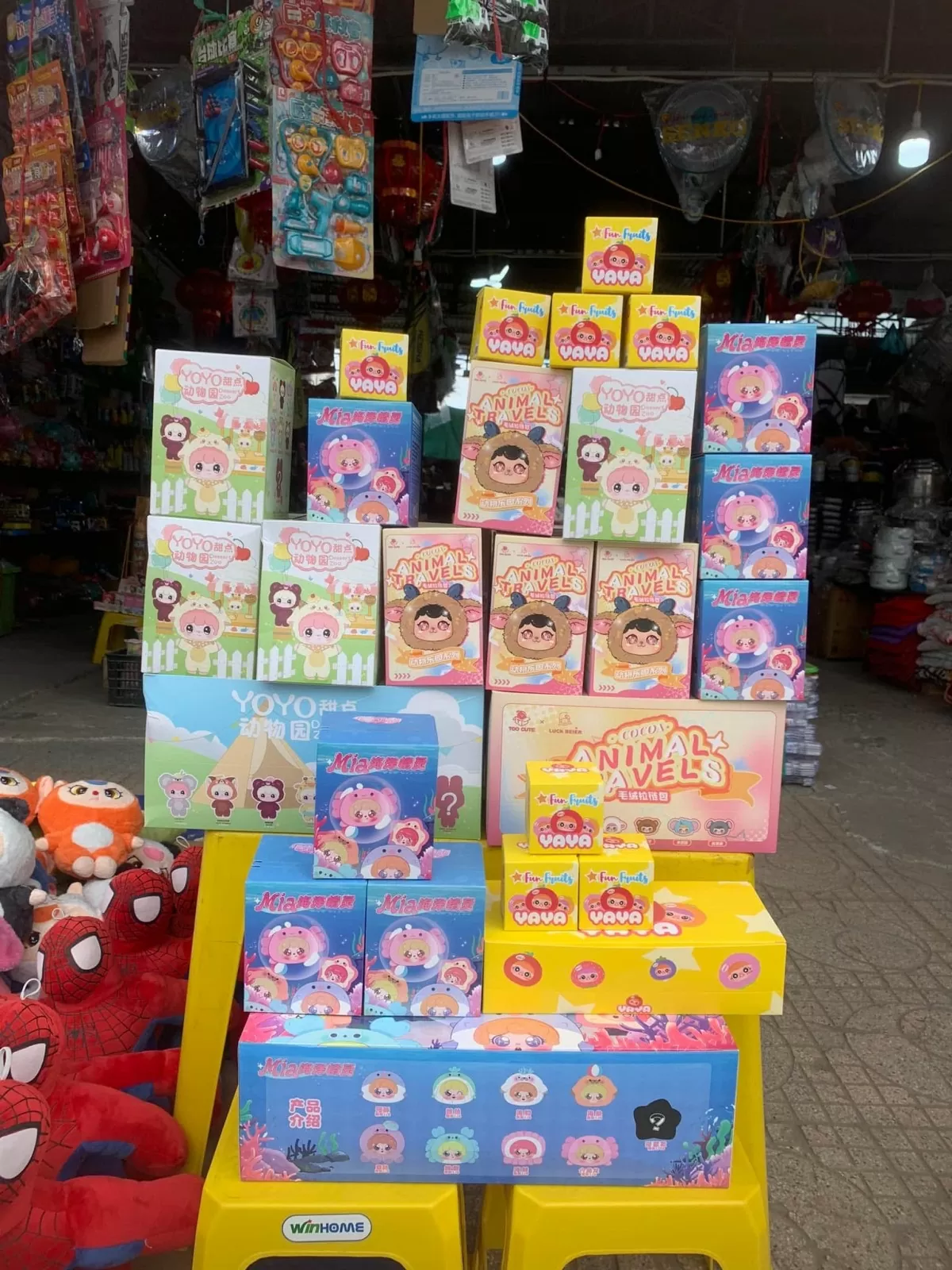 các cửa hàng bán Baby Three trở nên vắng bóng khách mua