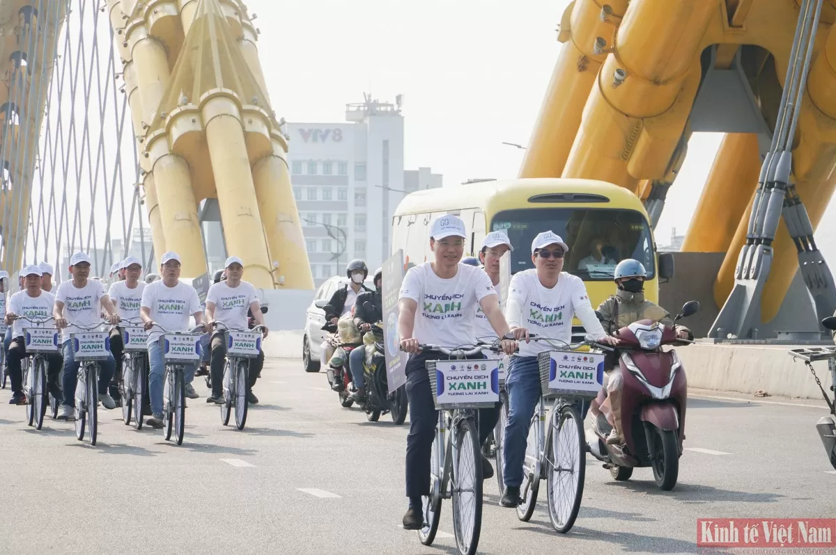 Cán bộ, người lao động Tổng Công ty Điện lực miền Trung đạp xe tuyên truyền hưởng ứng Giờ Trái đất năm 2025