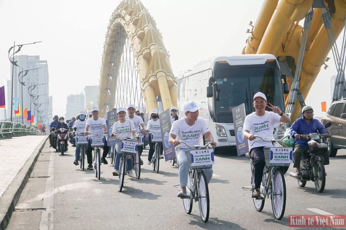 Hơn 200 cán bộ, người lao động ngành Công Thương Đà Nẵng, ngành điện miền Trung tham gia tuyên truyền kêu gọi hưởng ứng Giờ Trái đất năm 2025.