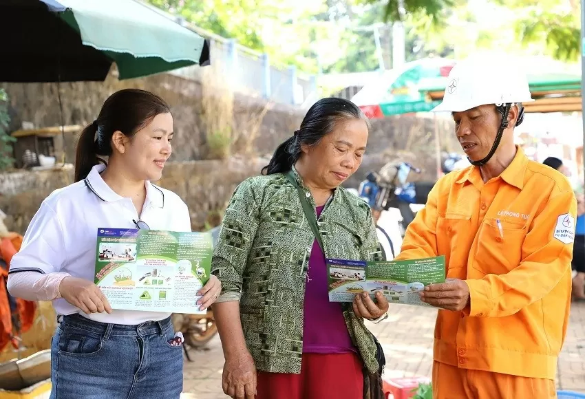 PC Đắk Nông phát tờ rơi tuyên truyền sử dụng điện an toàn, hiệu quả (Ảnh: PC Đắk Nông)