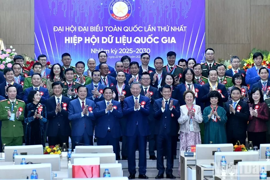 Tổng Bí thư Tô Lâm và Thủ tướng Phạm Minh Chính chụp ảnh lưu niệm cùng các đại biểu. (Ảnh: ĐĂNG KHOA)