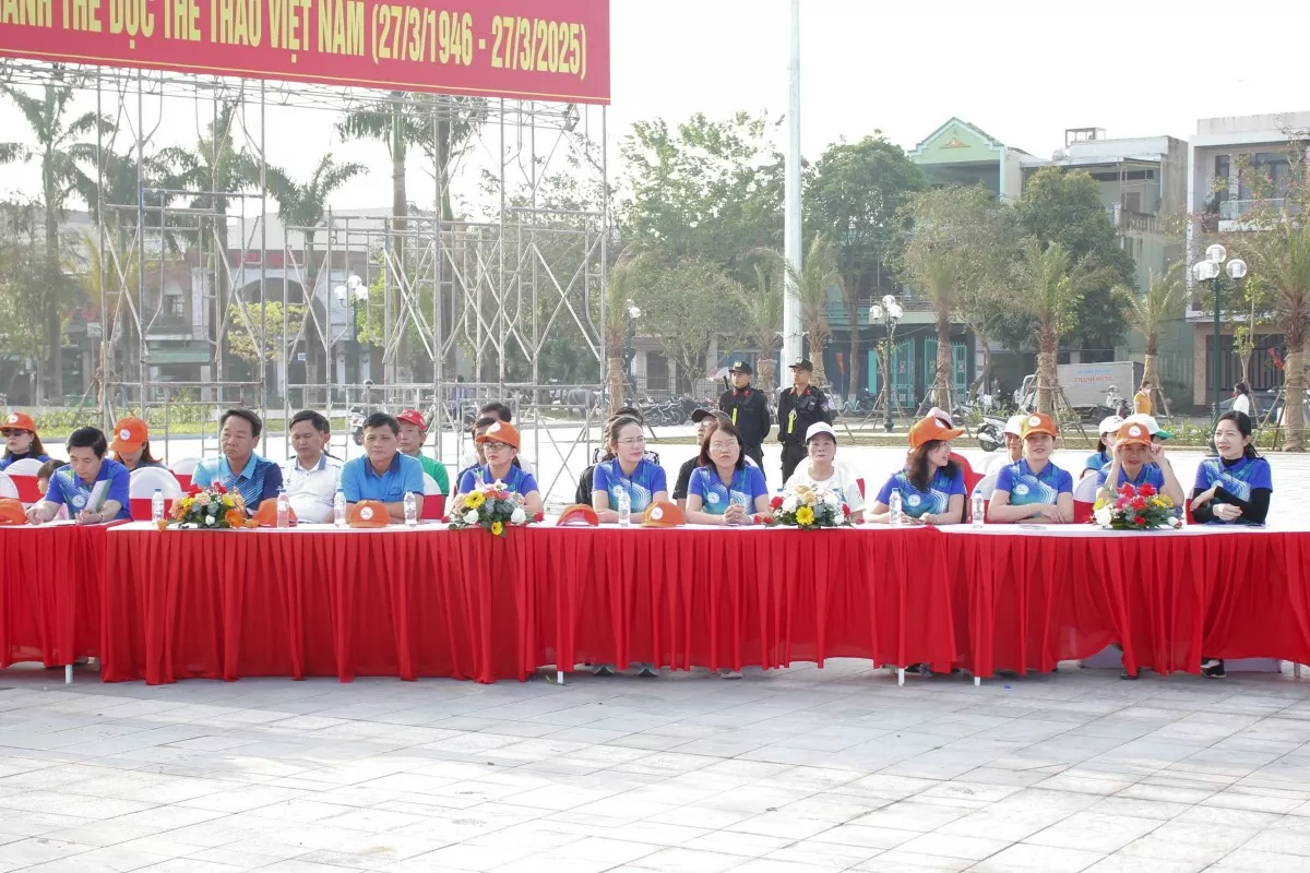Đại biểu cùng các vận động viên, đoàn vận động viện dự khai mạc Ngày chạy Olympic vì sức khỏe toàn dân tỉnh Quảng Ngãi. Đại biểu cùng các vận động viên, đoàn vận động viện dự khai mạc Ngày chạy Olympic vì sức khỏe toàn dân tỉnh Quảng Ngãi.