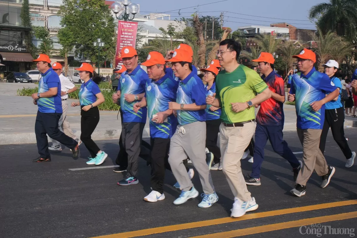 Lãnh đạo tỉnh Quảng Ngãi và các đại biểu chạy hưởng ứng tại lễ phát động Lãnh đạo tỉnh Quảng Ngãi và các đại biểu chạy hưởng ứng tại lễ phát động