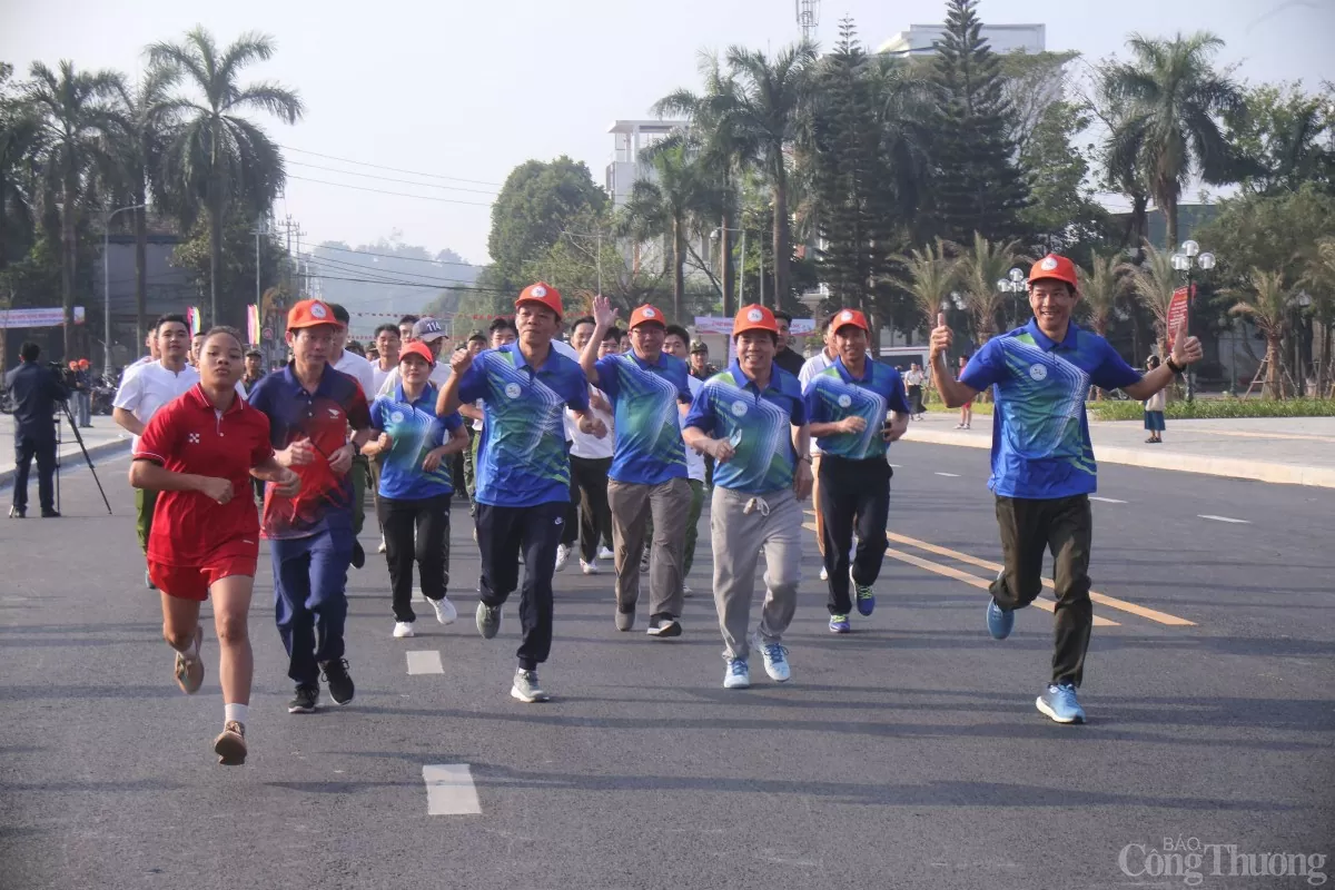 Các khối vận động viên băng băng về đích Các khối vận động viên băng băng về đích