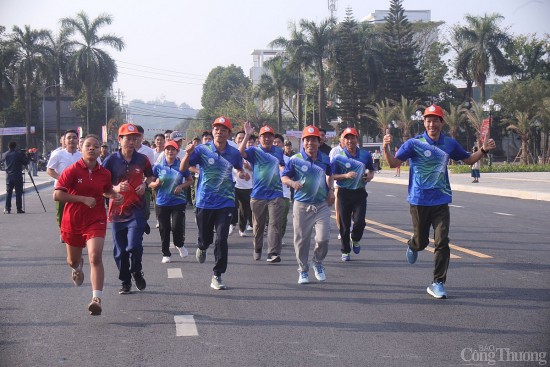 quang ngai hon 1000 nguoi tham gia ngay chay olympic