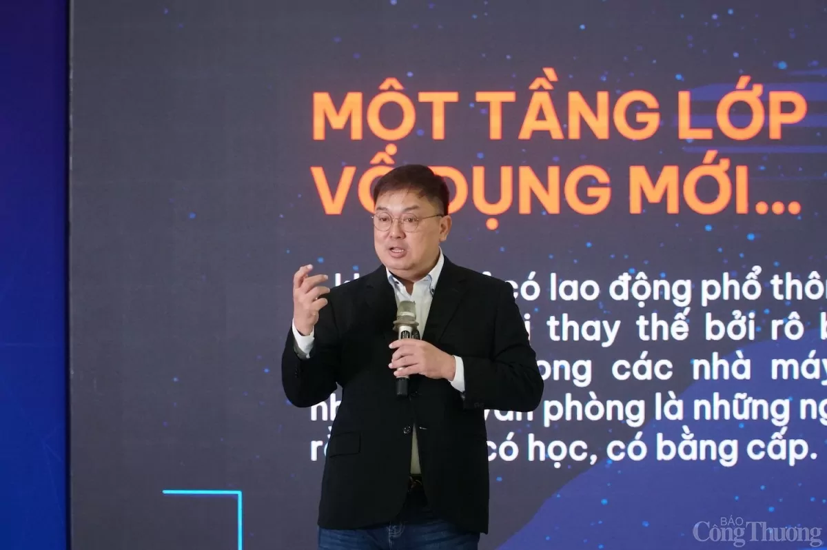 Ông Hoàng Nam Tiến chia sẻ về AI tại Hội thảo ứng dụng AI tại Ngày hội Open Day 2025