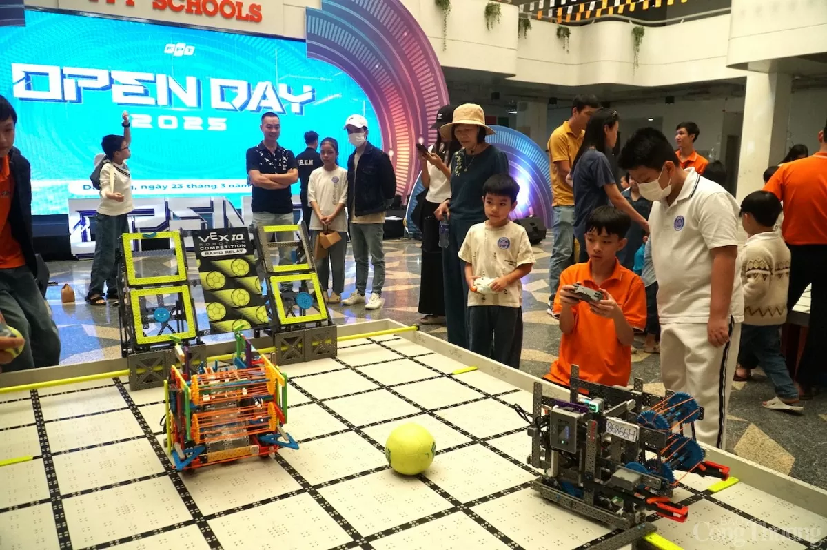 Học sinh trải nghiệm các ứng dụng của khoa học STEM tại ngày hội Open Day 2025