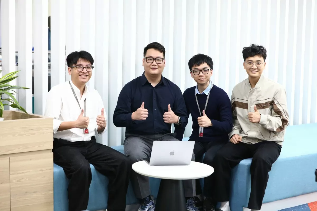 Đồng chí Hoàng Khắc Hiếu (thứ 2 từ bên trái) cùng các đồng nghiệp. Ảnh: NVCC