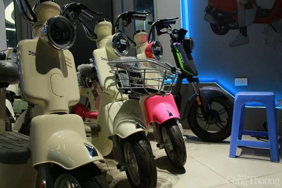 Xe máy điện YADEA i8 mang đến nhiều bất ngờ khi sở hữu hình thức nhỏ gọn không khác gì một chiếc xe đạp điện. Ảnh: Huyền Trang