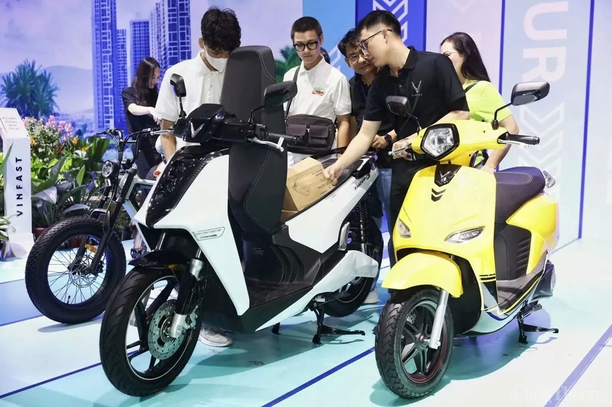 Một cửa hàng kinh doanh xe máy điện trên phố Nguyễn Lương Bằng ghi nhận lượng khách lớn đến tham khảo và mua xe dịp cuối tuần. Ảnh: Huyền Trang