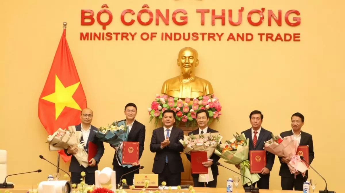 Bộ trưởng Bộ Công Thương Nguyễn Hồng Diên trao quyết định về công tác cán bộ tại Bộ Công Thương. Ảnh: BCT