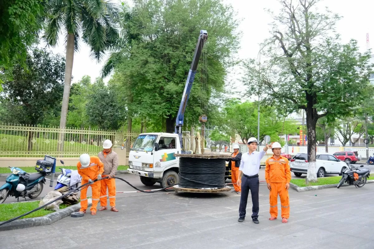 Ông Võ Anh Hùng - Phó Giám đốc Công ty chỉ đạo công tác cấp điện tại Quảng trường 24/3-nơi diễn ra chương trình nghệ thuật và bắn pháo hoa (Ảnh: Hoàng Phượng)