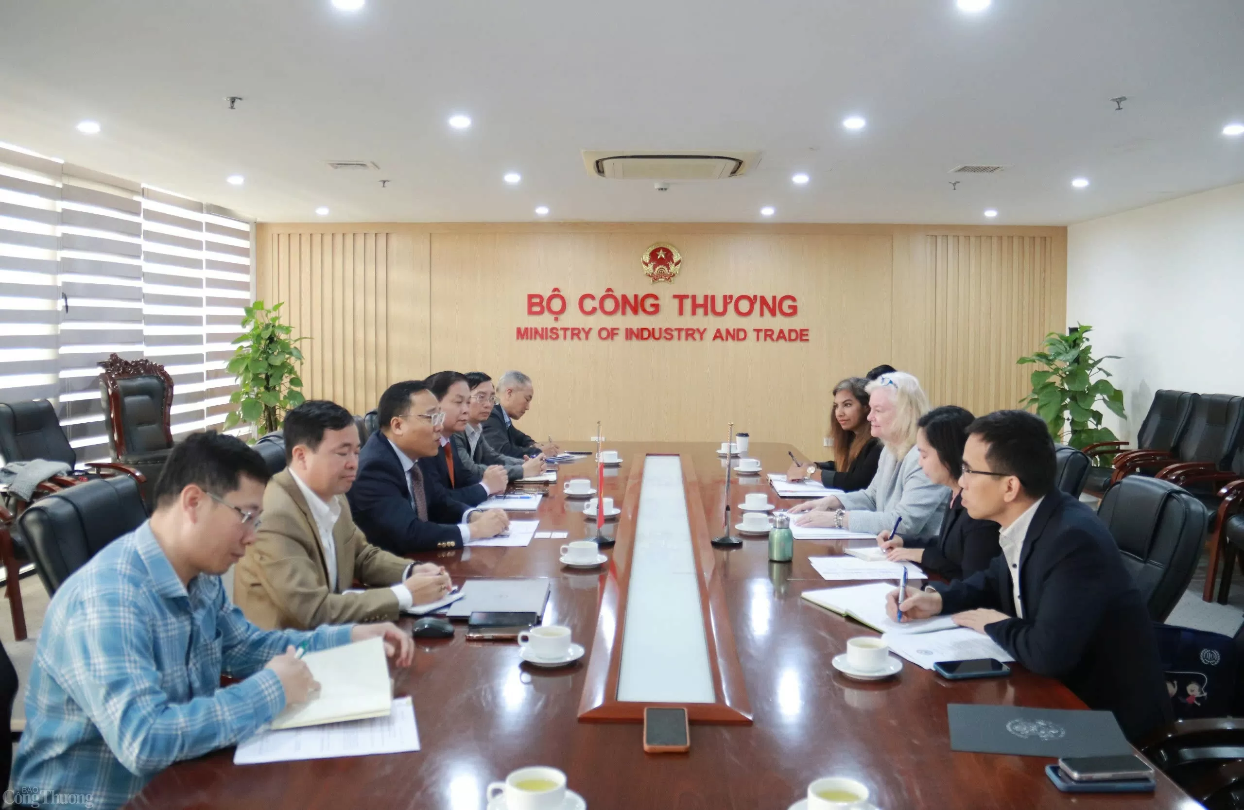 Thứ trưởng Nguyễn Hoàng Long làm việc với
