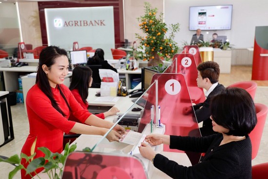agribank tri an khach hang voi hon 13700 phan qua hap dan