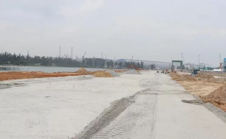 Dự án đường trục liên cảng Dung Quất 1 thuộc địa phận xã Bình Thạnh, huyện Bình Sơn sau nhiều năm thi công vẫn dở dang. (Ảnh: Phạm Cường/TTXVN)
