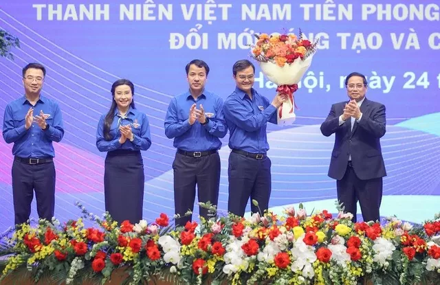 Thủ tướng Chính phủ Phạm Minh Chính tặng hoa chúc mừng Ban Bí thư Trung ương Đoàn nhân dịp kỷ niệm 94 năm ngày thành lập Đoàn TNCS Hồ Chí Minh - Ảnh: VGP/Nhật Bắc