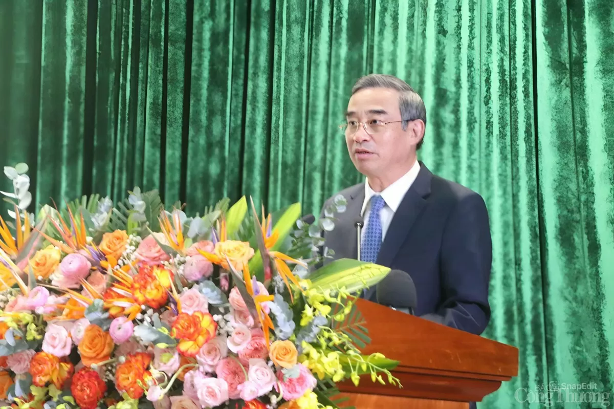 Ông Lê Trung Chinh - Chủ tịch UBND thành phố Đà Nẵng phát biểu tại lễ truy tặng