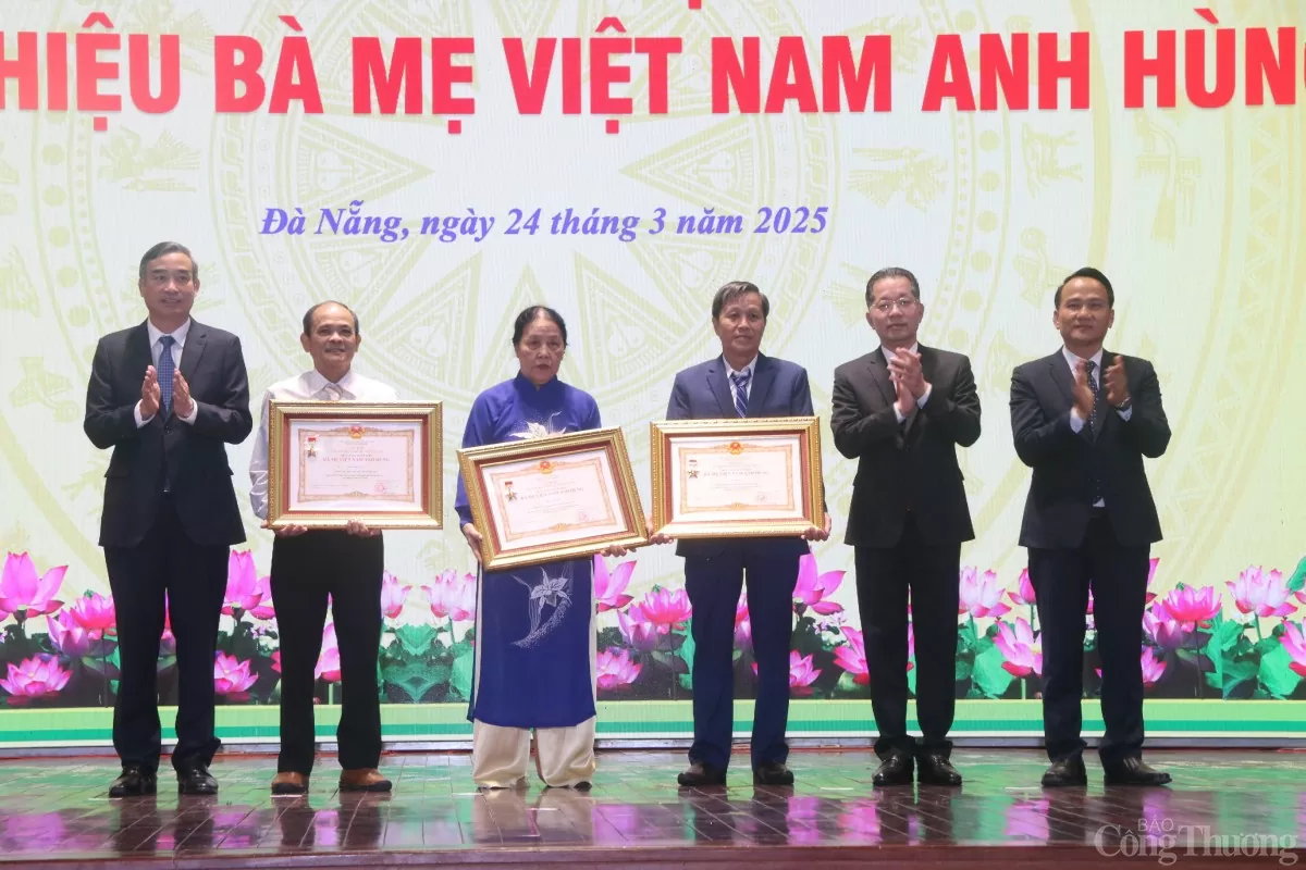 Lãnh đạo thành phố Đà Nẵng trao danh hiệu “Bà mẹ Việt Nam Anh hùng” cho thân nhân các Mẹ tại buổi lễ truy tặng