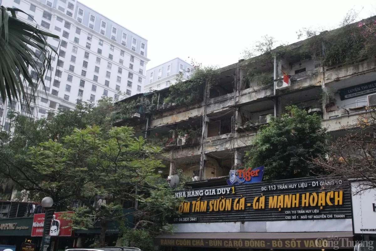 Hà Nội: Mục sở thị những khu tập thể xập xệ được rao bán hơn 100 triệu đồng/m2