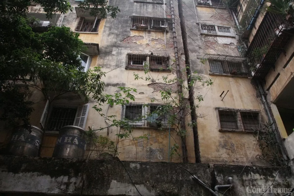 Hà Nội: Mục sở thị những khu tập thể xập xệ được rao bán hơn 100 triệu đồng/m2