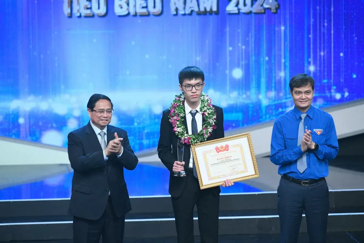 Thủ tướng Phạm Minh Chính và Bí thư thứ nhất Trung ương Đoàn Thanh niên Cộng sản Hồ Chí Minh Bùi Quang Huy trao giải thưởng Gương mặt trẻ Việt Nam tiêu biểu năm 2024 cho Thân Thế Công. (Ảnh: NVCC)